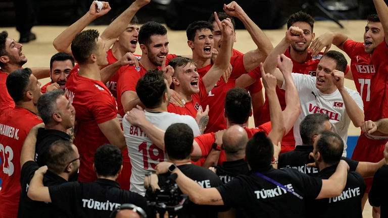 Türkiye – Polonya voleybol maçı çeyrek final heyecanı başlıyor. Filenin Efeleri’nin tarihi maçı ne zaman, saat kaçta, hangi kanalda?